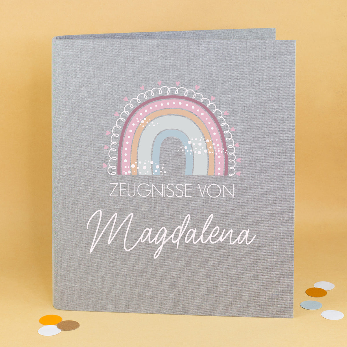 Zeugnismappe aus Leinen in Grau mit Regenbogenmotiv und Name Magdalena bedruckt