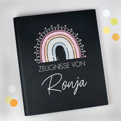 Variante: Zeugnismappe aus Leinen in Schwarz mit Regenbogenmotiv und Name Ronja bedruckt