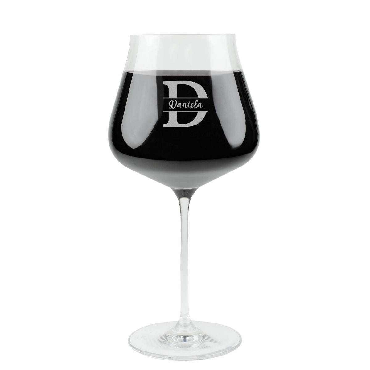 Freigestelltes Leonardo Burgunderglas mit Gravur von Initiale D und Name Daniela auf weißem Hintergrund.