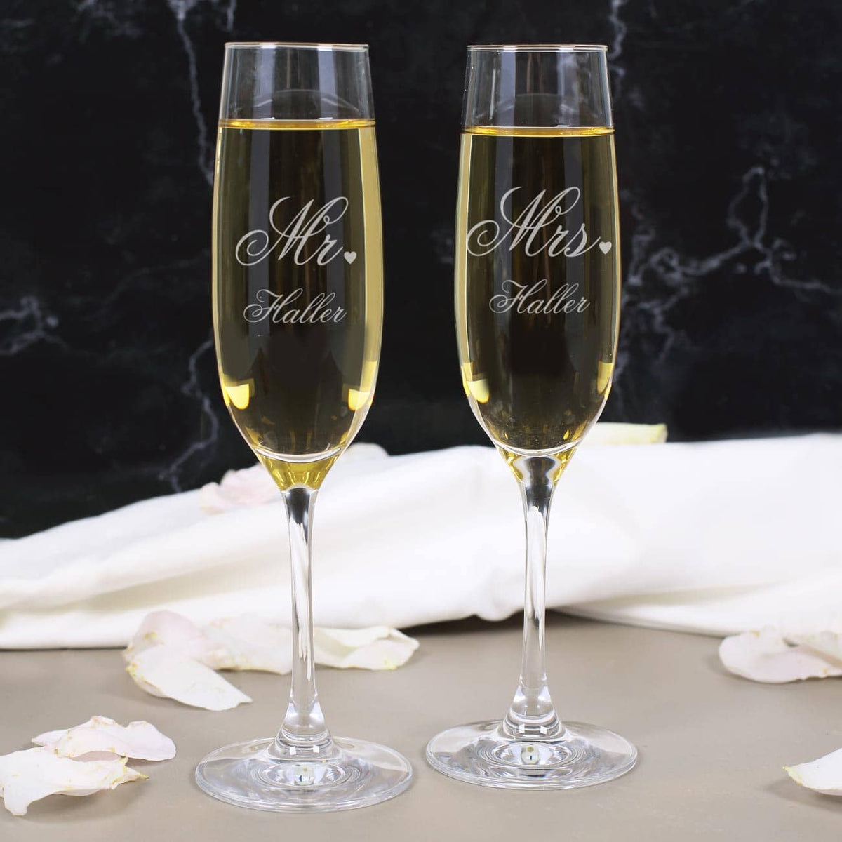 2 gravierte Sektgläser zur Hochzeit im Mr. & Mrs. Design