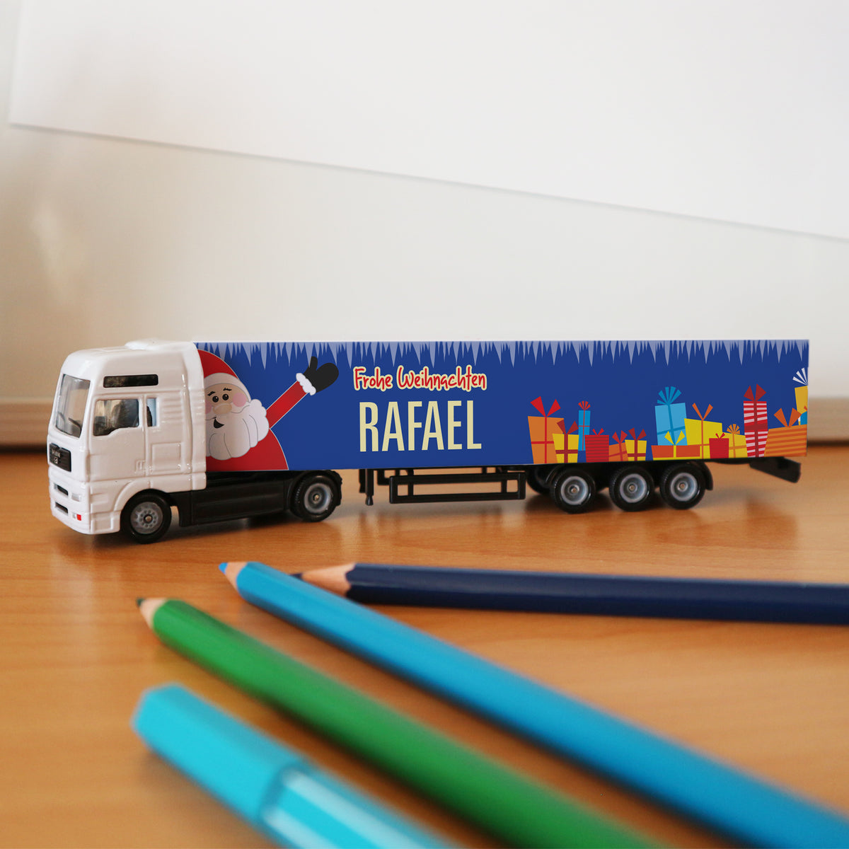 Personalisierter Weihnachts-Truck als Geschenkidee für Kinder und Sammler, mit buntem Motivdruck