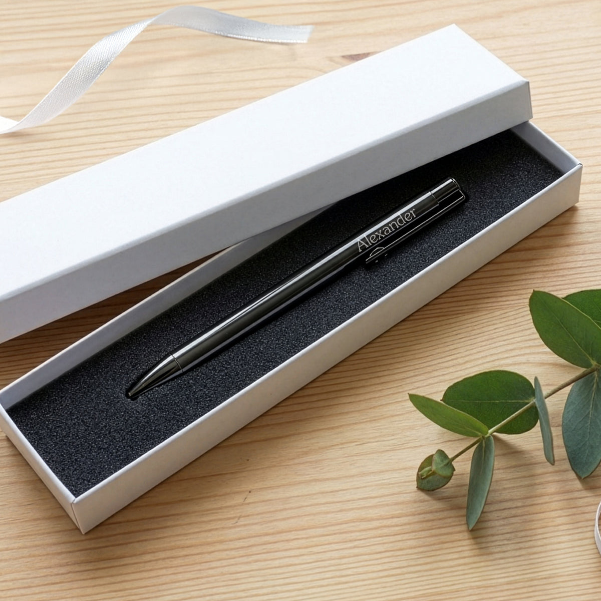 Kugelschreiber in grau mit Name graviert in Geschenkbox