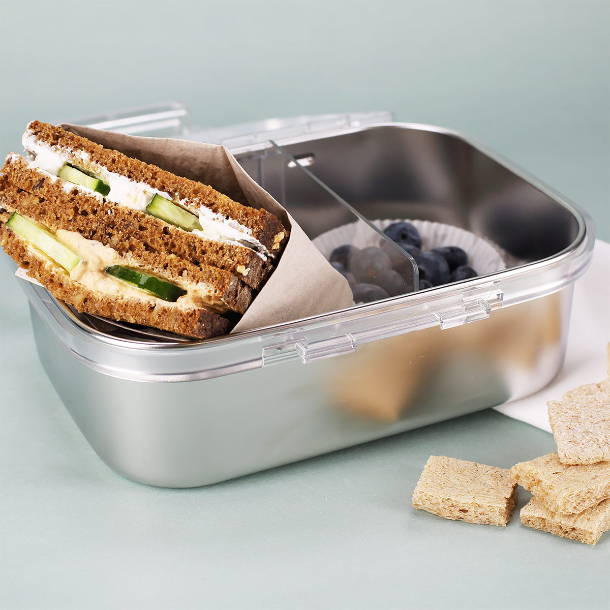 Edelstahl-Brotdose mit Brot und Heidelbeeren, Innenansicht mit Trennwand