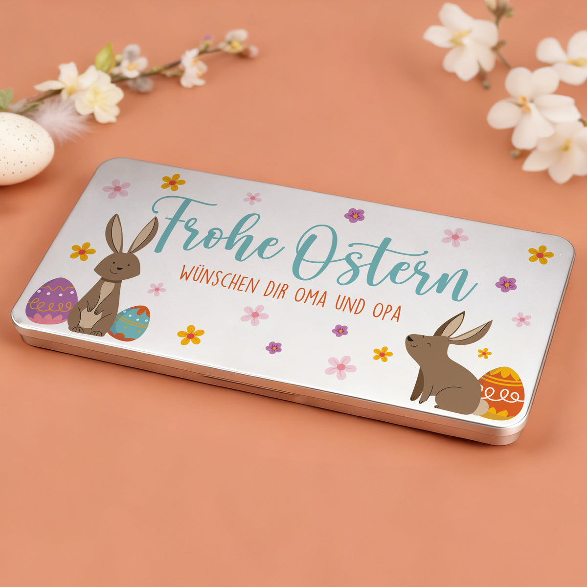 Personalisierte Gutscheinbox aus Metall zu Ostern mit Hasenmotiv und Wunschtext auf dem Deckel