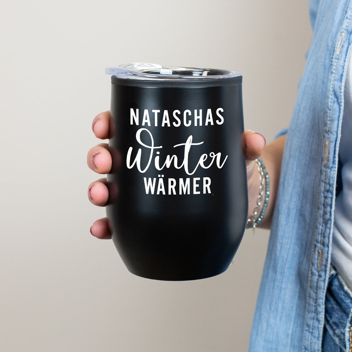 Schwarzer personalisierter Thermobecher Winterwärmer mit Name Nataschas – Geschenkidee für Wintertage