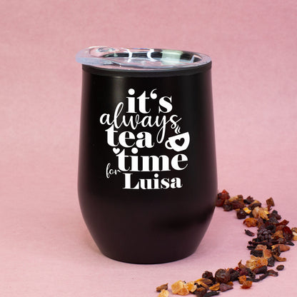 Variante: Schwarzer Thermobecher „Tea Time“ mit weißem Aufdruck und personalisiertem Namen, doppelwandiger Becher mit Deckel