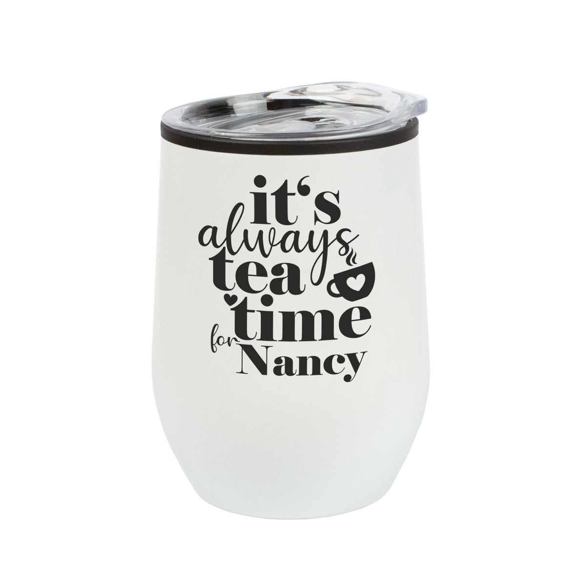 Weißer Thermobecher „Tea Time“ mit personalisiertem Namen, freigestellt auf weiß