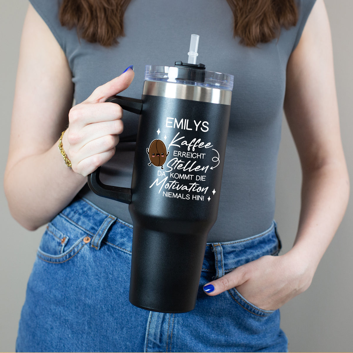 Person hält den Becher in der Hand - lustiger Spruch und personalisierter Name lesbar