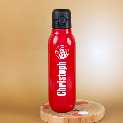 Personalisierte rote Feuerwehr-Trinkflasche mit Namen „Christoph“ und Feuerwehrmotiv auf einer Holzscheibe dekoriert