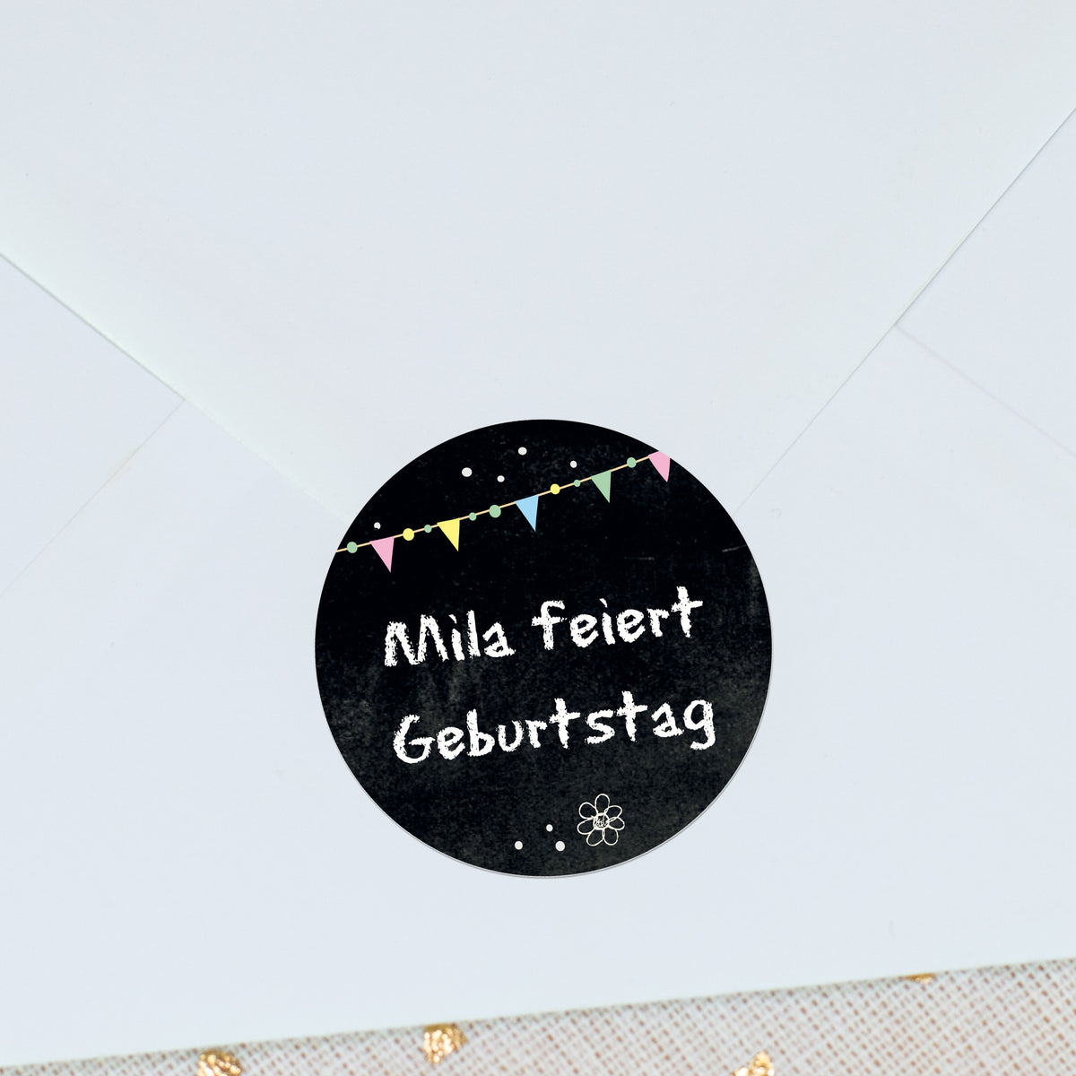 Detailansicht der runden Sticker mit klar lesbarem Text