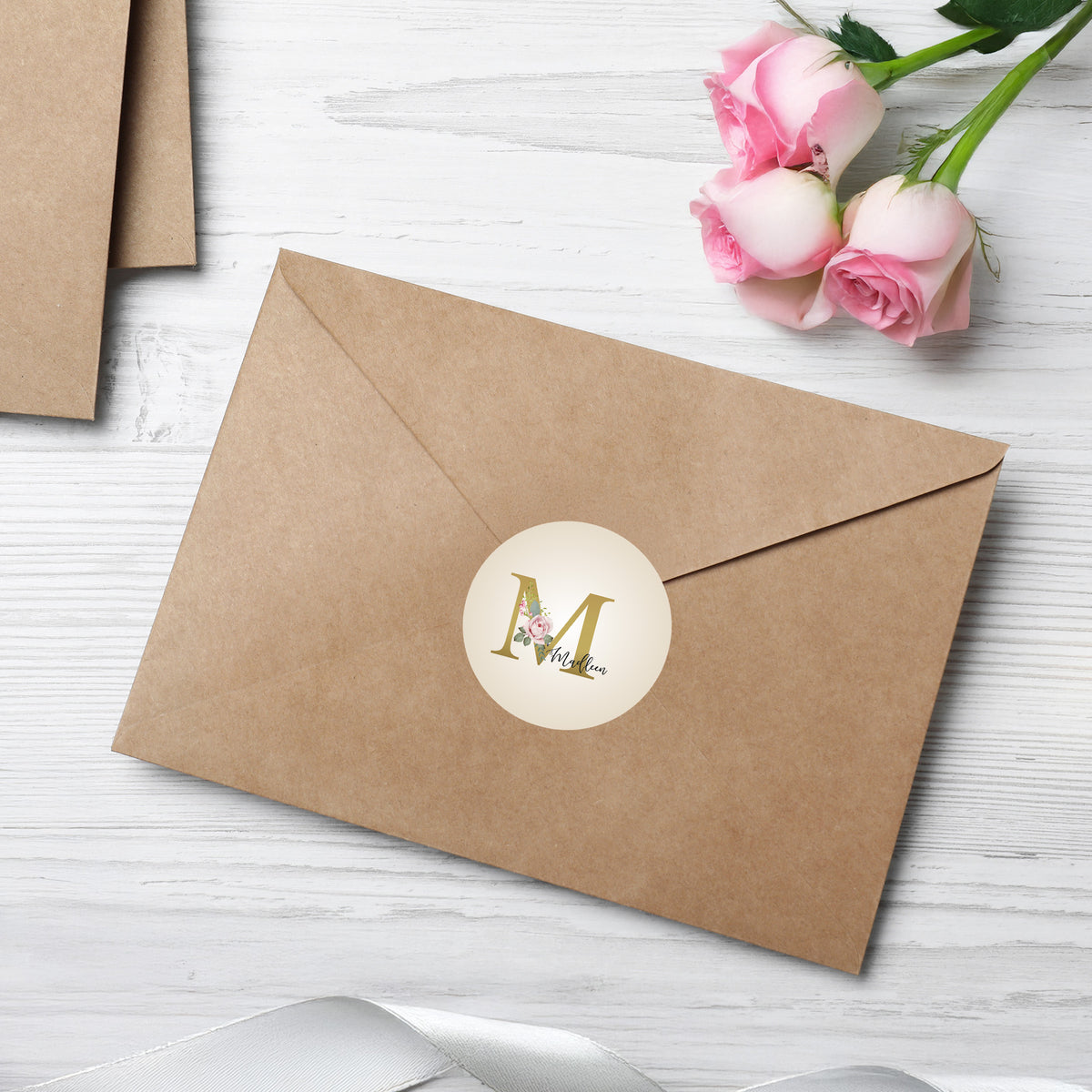 Einladungsumschlag versiegelt mit Monogramm-Aufkleber in Creme