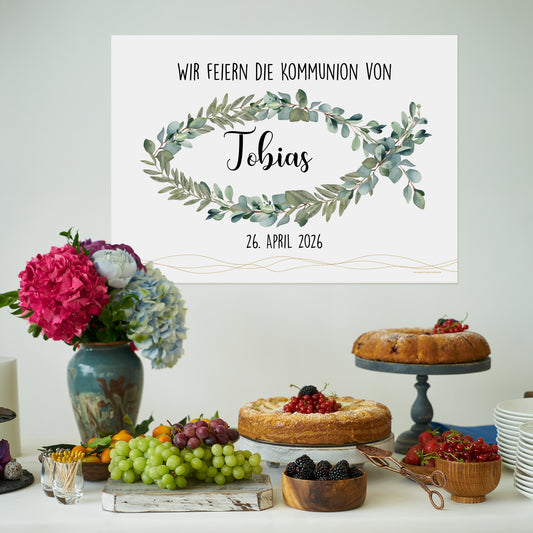 Poster-Banner mit christlichem Eukalyptus-Fischmotiv, Name „Tobias“ und Datum „26. April 2026“. Das Banner hängt über einem festlich gedeckten Tisch mit Kuchen, Obst und Blumen.