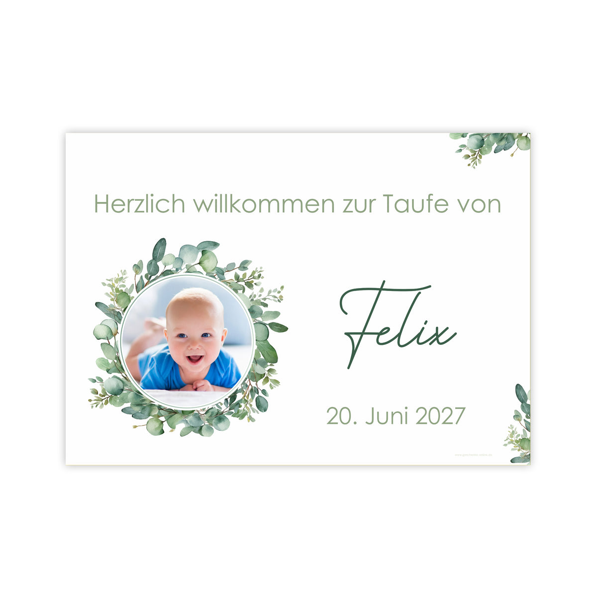 Freigestelltes Banner mit Babyfoto und Text: „Herzlich willkommen zur Taufe von Felix – 20. Juni 2027“. Personalisierbares Eukalyptus-Design mit Platz für Foto, Namen und Datum.