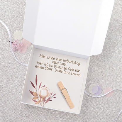 Geldgeschenk Box 'Näherholungsgebiet' für Nähfans personalisiert mit Wunschtext & Geldklammer