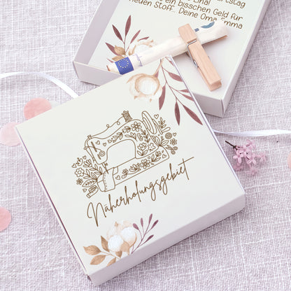 Geldgeschenk Box 'Näherholungsgebiet' für Nähfans personalisiert mit Wunschtext & Geldklammer