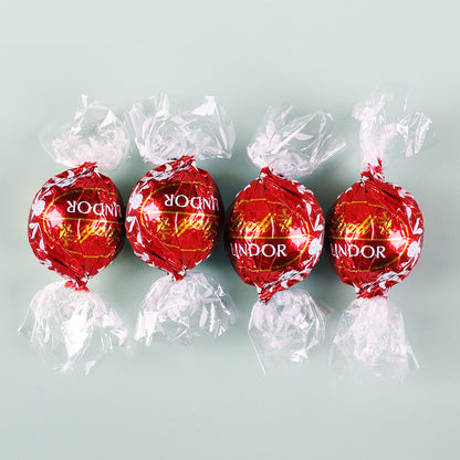 Vier Lindor Kugeln von Lindt als Inhalt der personalisierten Weihnachts Geschenkbox