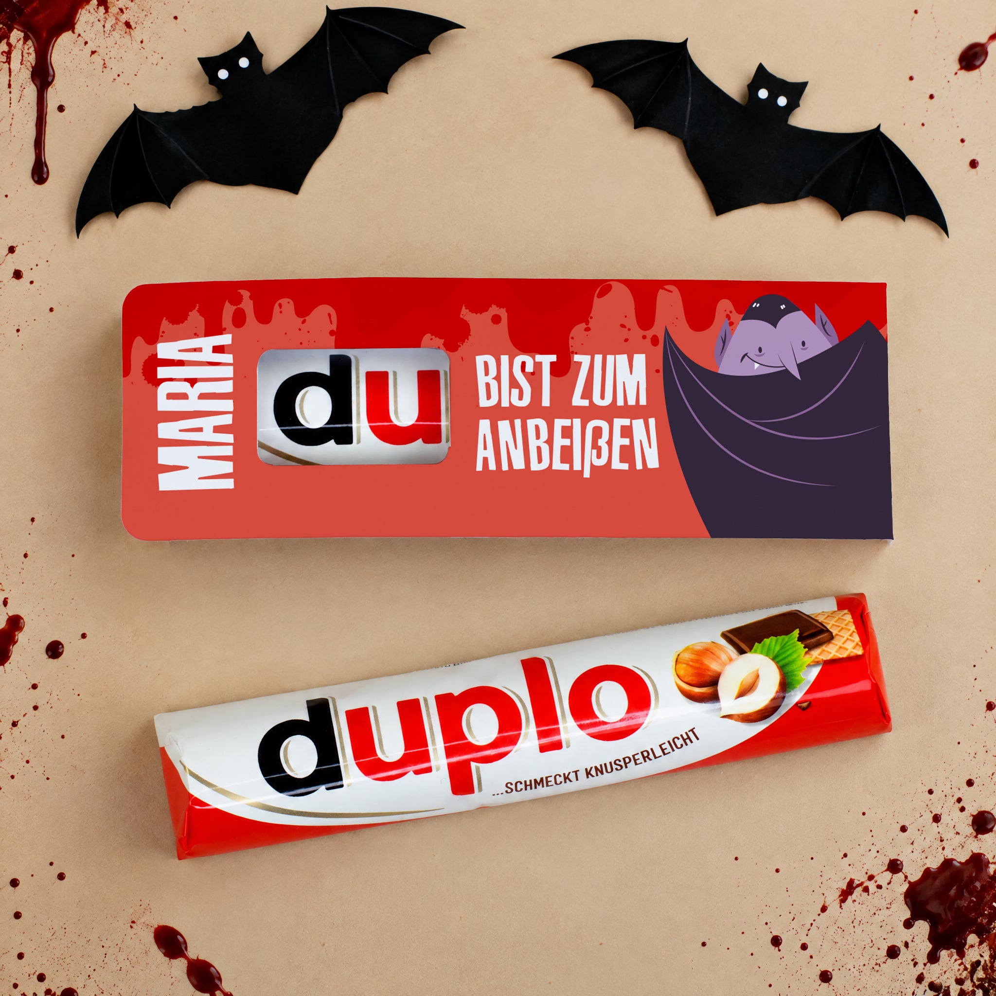 Duplo Riegel mit personalisierter Halloween-Verpackung Maria auf Holzscheibe mit schwarzen Fledermäusen