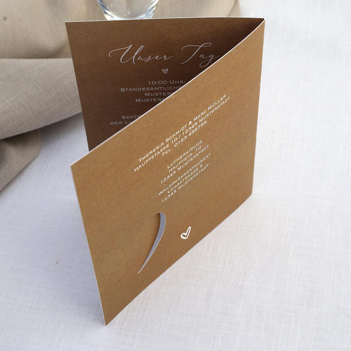 Wir heiraten! Einladungskarte zur Hochzeit mit Foto & Herz
