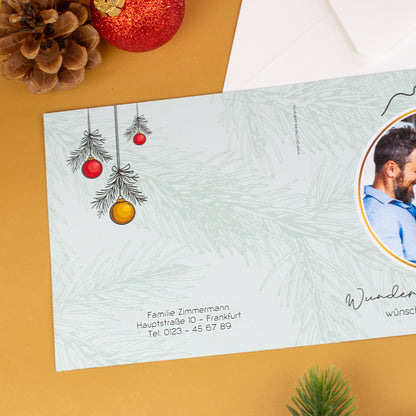Rückseite der Weihnachtskarte mit gezeichneten Christbaumkugeln und Beispiel-Adressfeld für Absenderangaben
