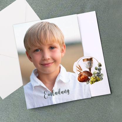 Personalisierte Einladungskarte zur Taufe, Kommunion oder Konfirmation mit Foto und Motiv-Verschluss, Umschlag im Hintergrund