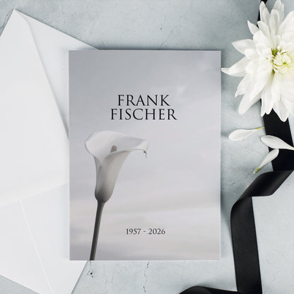 Trauerkarte mit Calla-Blume und Namensaufdruck Frank Fischer auf grauem Hintergrund