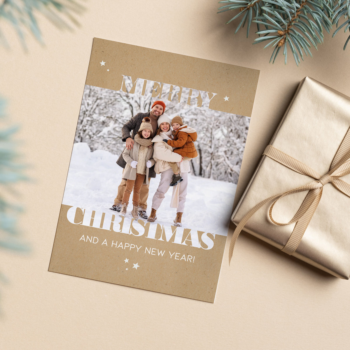 Weihnachtskarte mit „Merry Christmas“-Design und personalisiertem Foto auf einer Geschenkunterlage