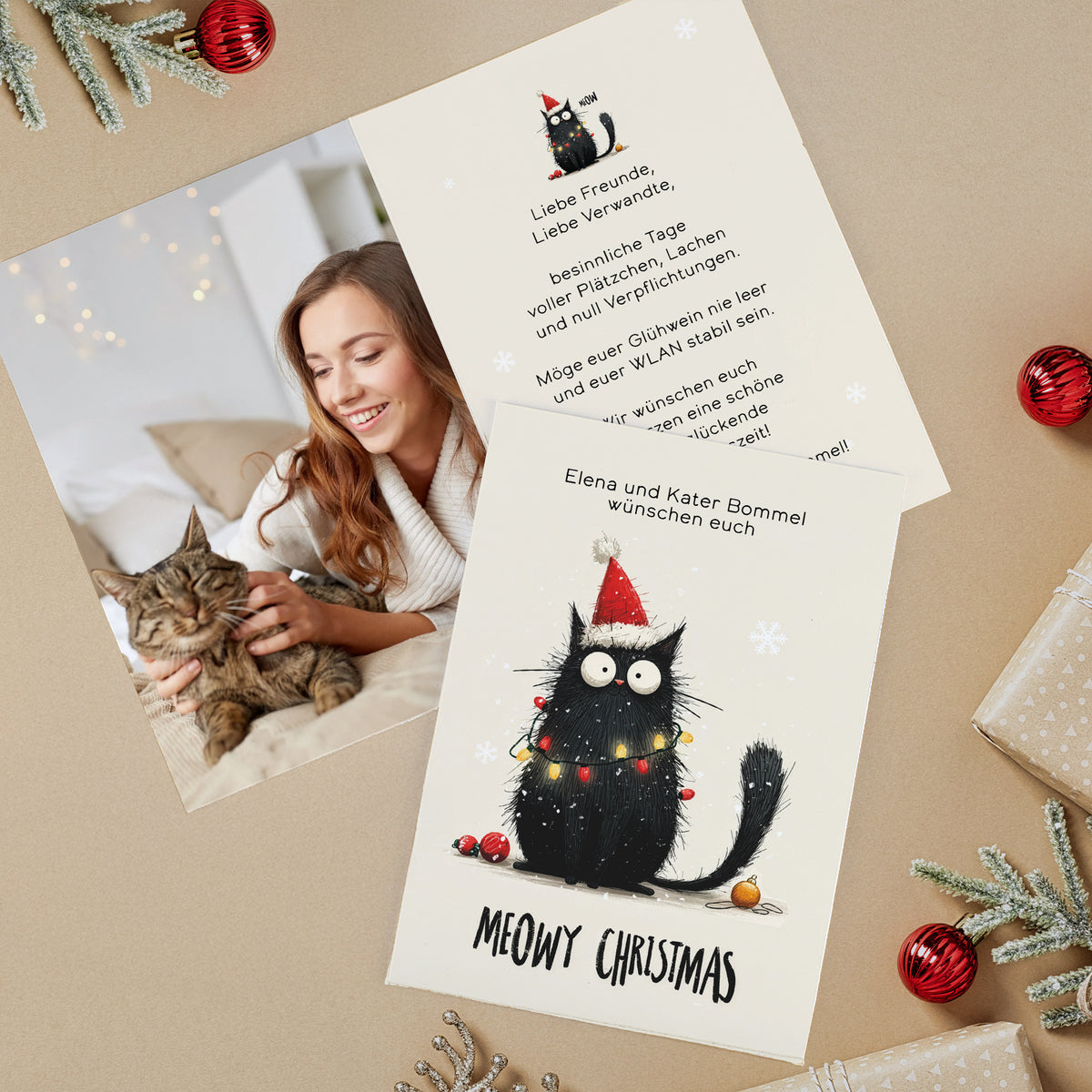 Personalisierte Weihnachtskarte mit Familienfoto auf der Innenseite und niedlichem Katzenmotiv auf der Vorderseite.