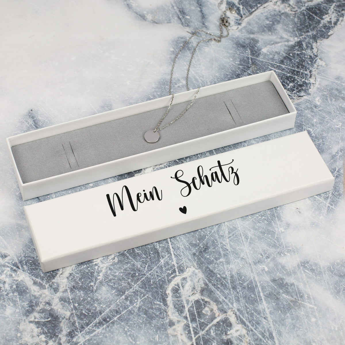 Weiß bedruckte Schmuckbox mit Aufdruck „Mein Schatz“ und kleinem Herzsymbol