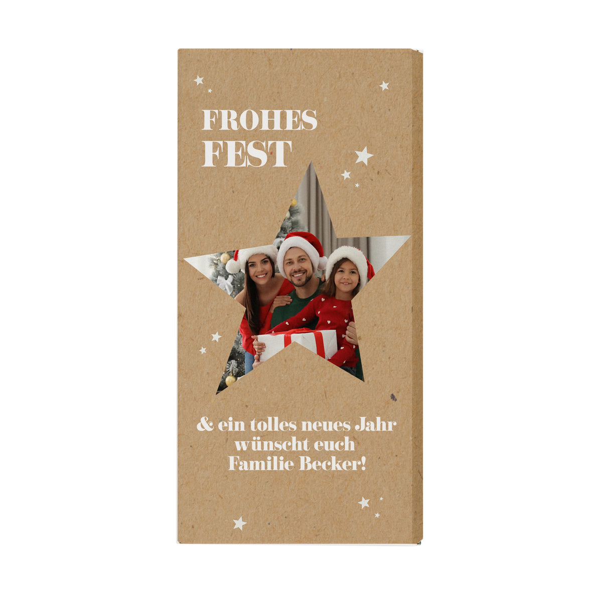Frontansicht der personalisierten Schokolade im Sternmotiv mit Foto einer Familie. Aufdruck „Frohes Fest“ und Wunschtext. Naturbrauner Hintergrund mit weißen Sternen – festlich und schlicht zugleich.