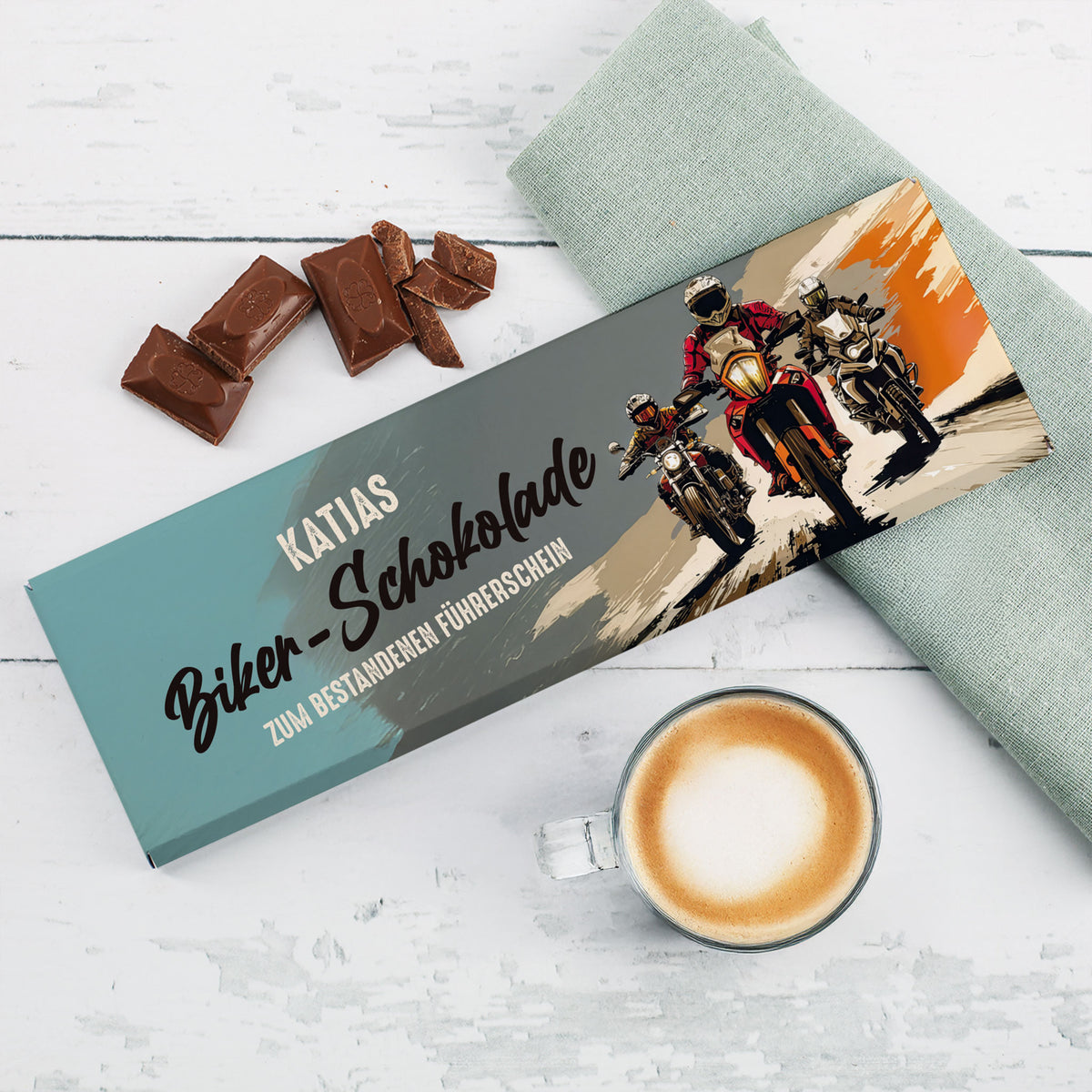 Schokoladenschachtel mit Motorradmotiv und Name „Katja“, Nebeneffekt mit Schokolade und Kakaotasse