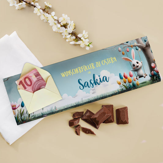 XL Schokoladentafel zu Ostern mit Name Saskia und Geldumschlag, dekoriert mit Schokolade und Frühlingsmotiv