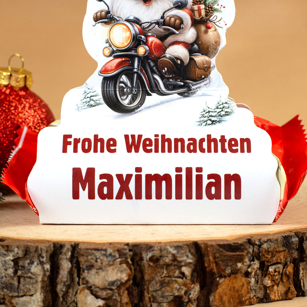 Detailansicht der personalisierten Mini-Stollen-Verpackung mit Aufdruck „Frohe Weihnachten Maximilian“ und Motorrad-Weihnachtsmotiv