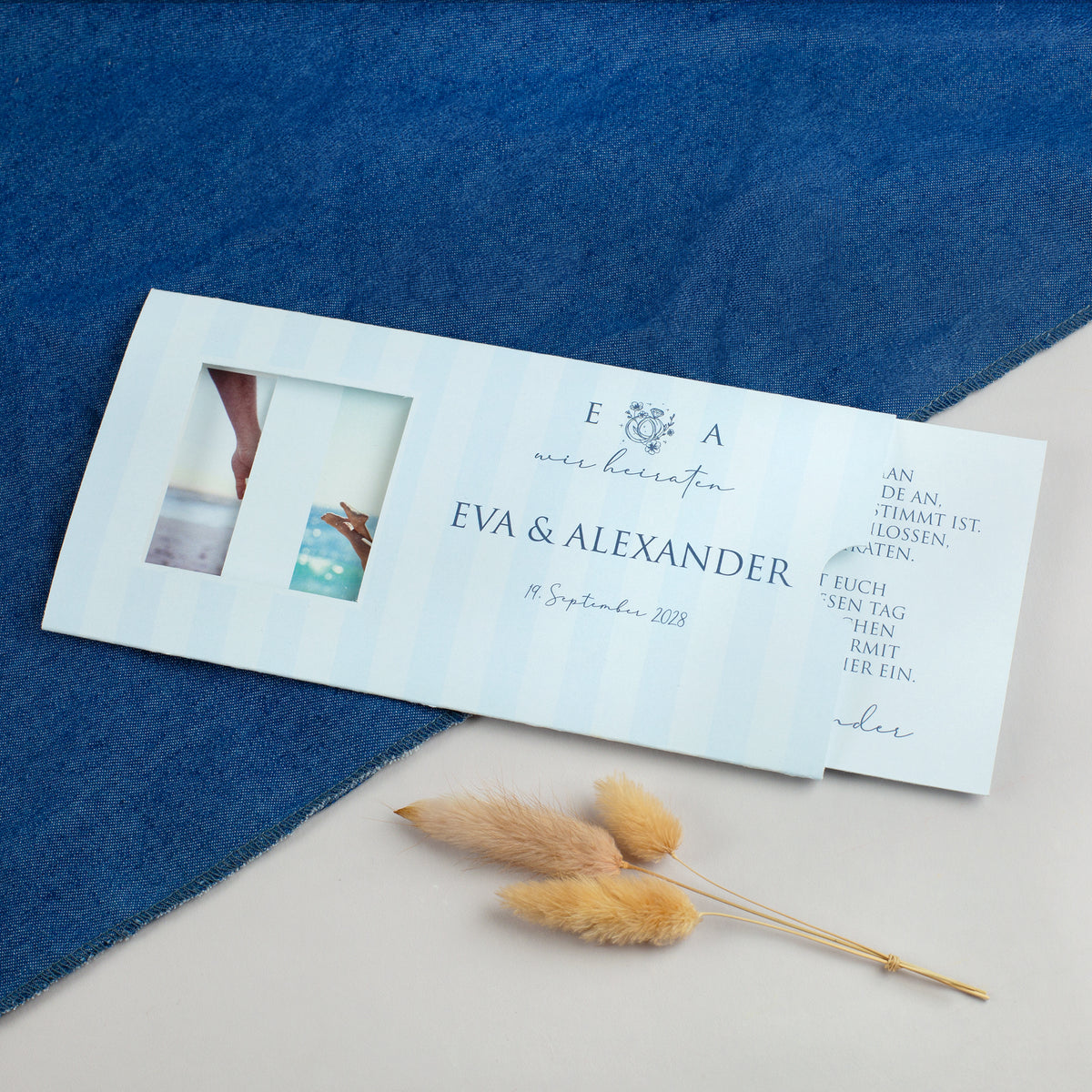 Hochzeitseinladung als Ziehkarte in Blau leicht geöffnet, Einschieber mit zweitem Foto sichtbar