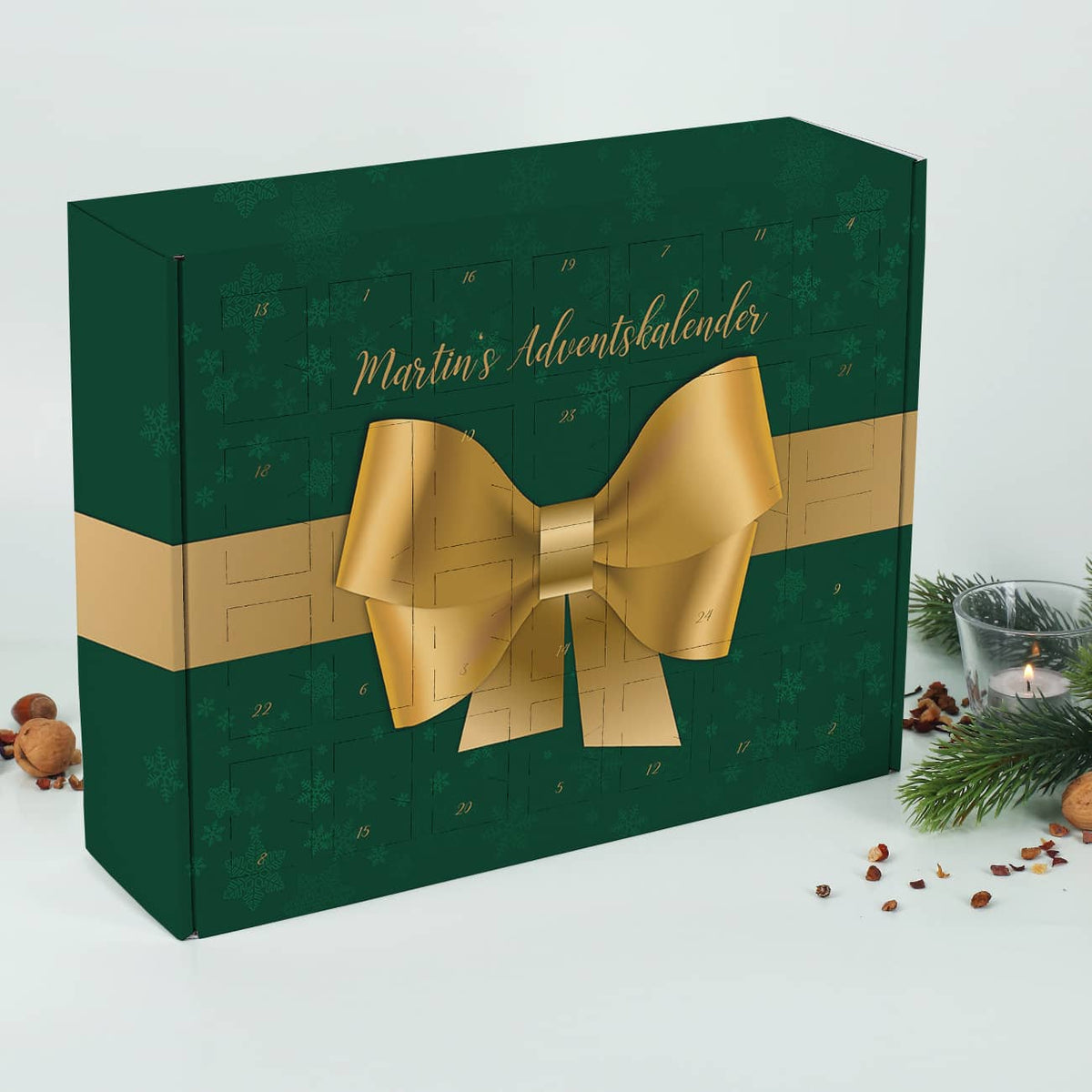 Adventskalender in grün mit goldener Schleife