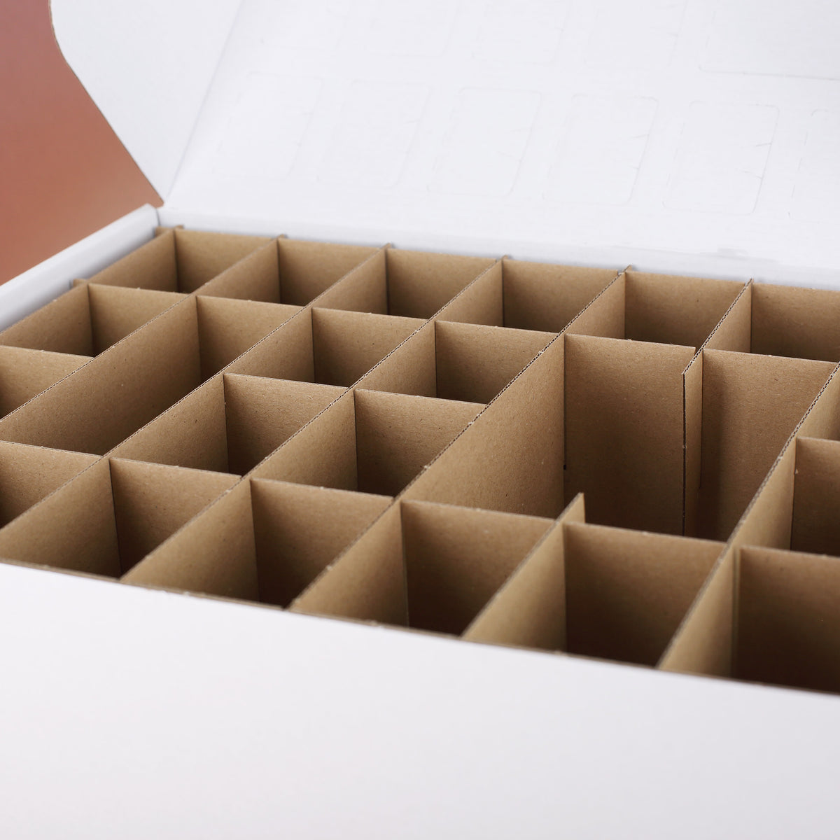 Geöffneter DIY Adventskalender mit 24 Fächern für Süßigkeiten und kleine Geschenke