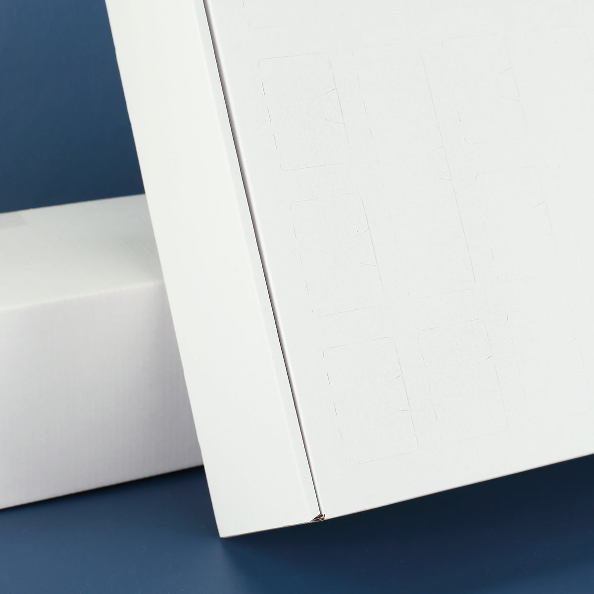 Adventskalender mit 24 vorgestanzten Türchen zum Öffnen