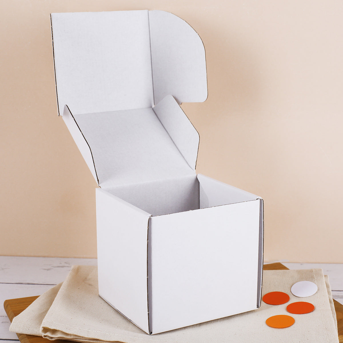 Geschenkbox aus Pappe geöffnet dargestellt, Innenansicht sichtbar.