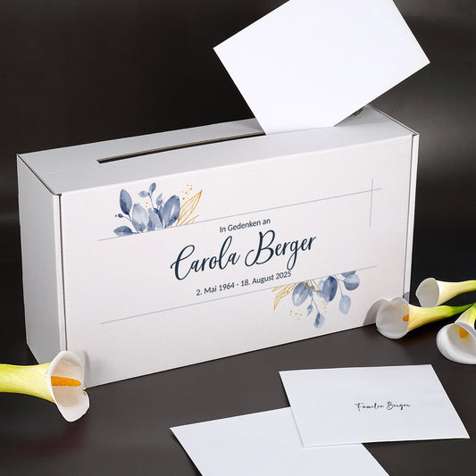 Kondolenzbox für Trauerkarten mit Blättermotiv, personalisiert mit Name und Datum, weißer Karton, dekoriert mit Calla-Blüten.