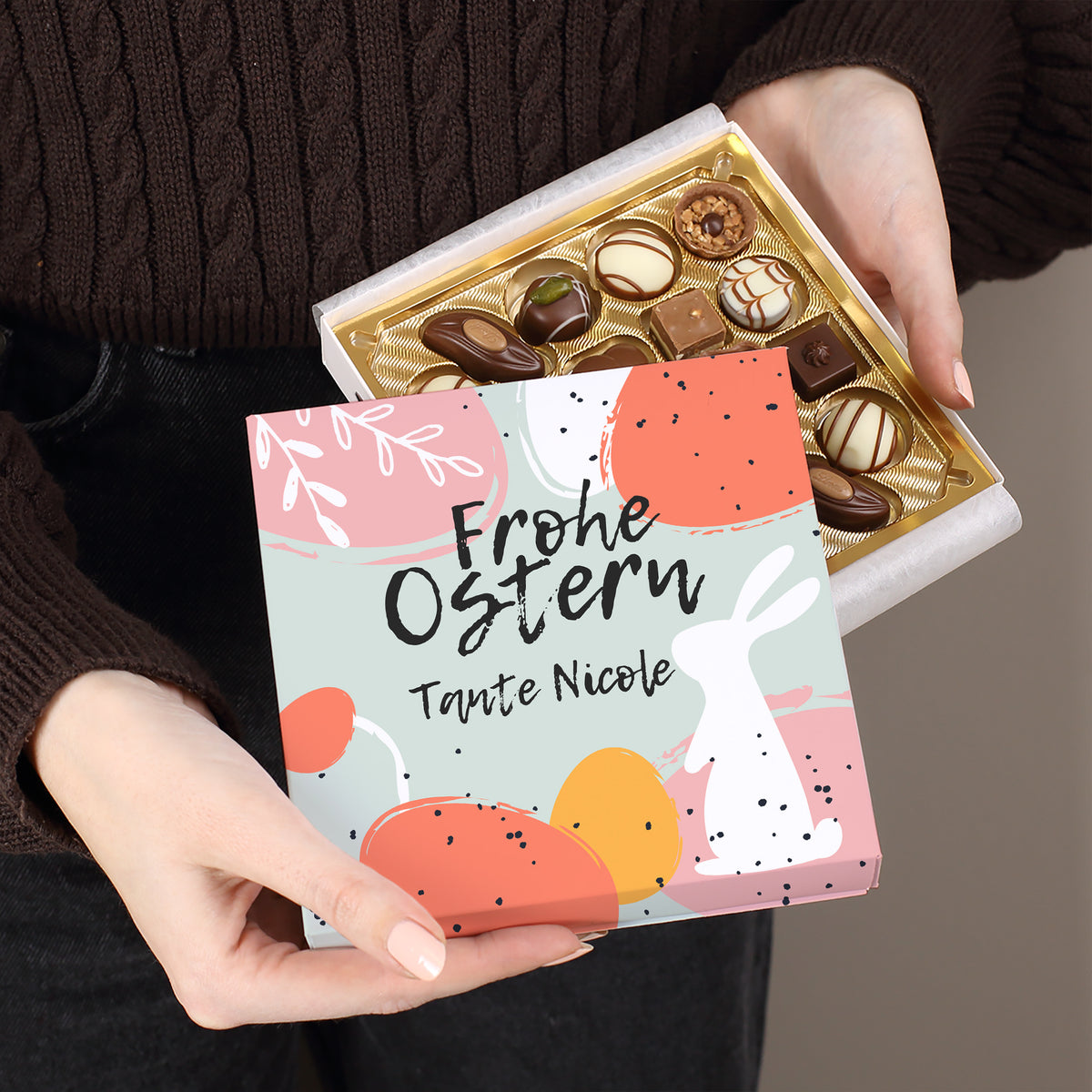 Geöffnete Lindt Pralinenbox „Frohe Ostern“ mit Name Tante Nicole und 100 g Mini-Pralinés