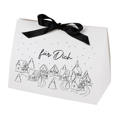 Freigestellte große Geschenktasche mit Winterdorf-Motiv und Text „für Dich“, clean vor weißem Studiohintergrund.