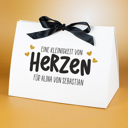 Personalisierte Geschenkverpackung „Von Herzen“ mit Wunschtext, weißer Karton und schwarze Schleife, Nahaufnahme