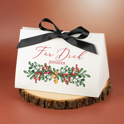 Weiße Weihnachts-Geschenkverpackung mit Aufdruck „Für Dich Jennifer“, festlichem Zweigmotiv und schwarzem Satinband