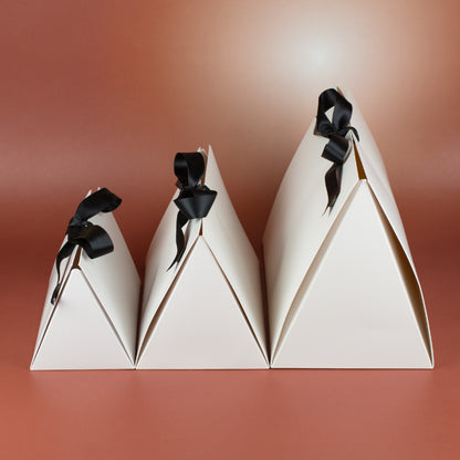 Seitenansicht der personalisierten Weihnachts-Geschenktasche in drei Größen Klein, Mittel und Groß mit schwarzem Satinverschluss