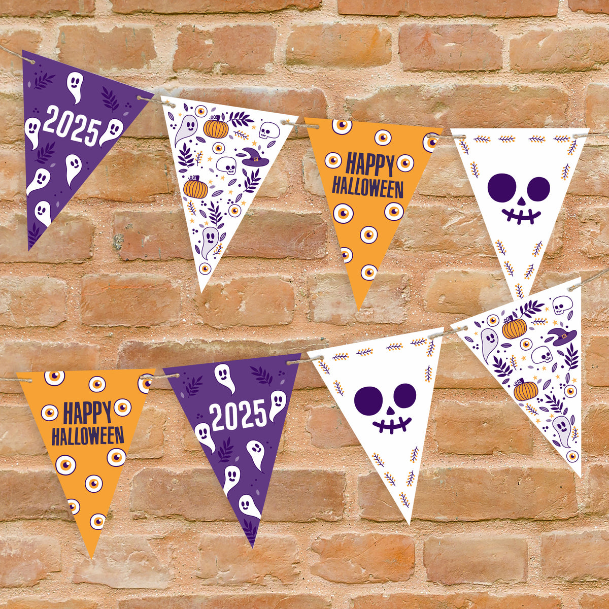 Personalisierbare Halloween-Girlande mit Wunschtext und klassischen Motiven, dekoriert an Backsteinwand.