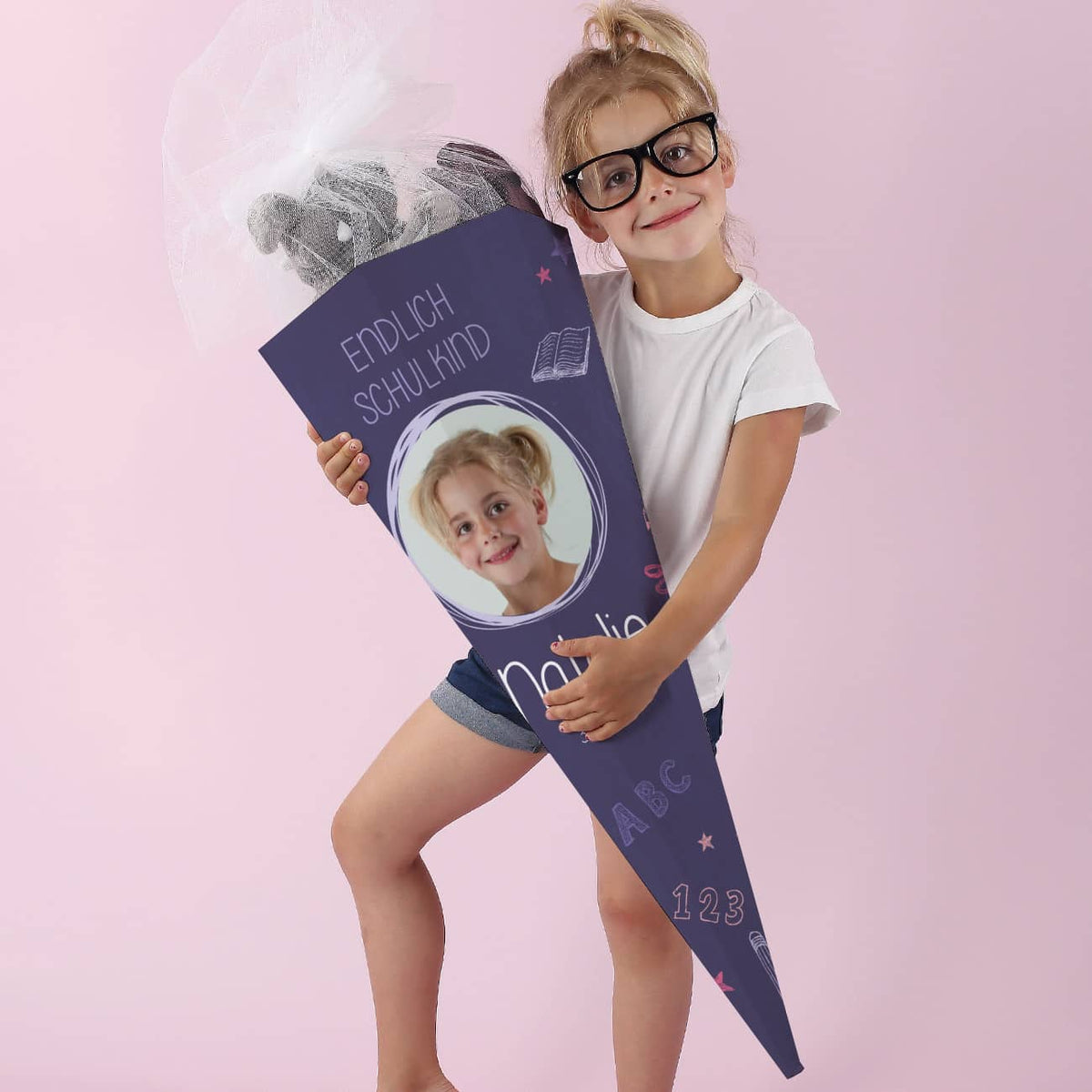 Lila Schultüte mit Foto, Name, Datum und Endlich Schulkind-Motiv