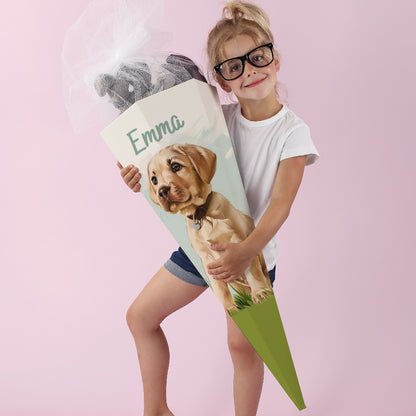 Mädchen in weißem Kleid hält liebevoll eine Hund-Schultüte mit Namensaufdruck