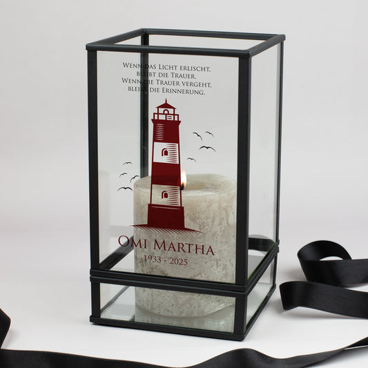 Laternenförmiges Gedenk-Windlicht mit rotem Leuchtturm, Name und Datum personalisierbar