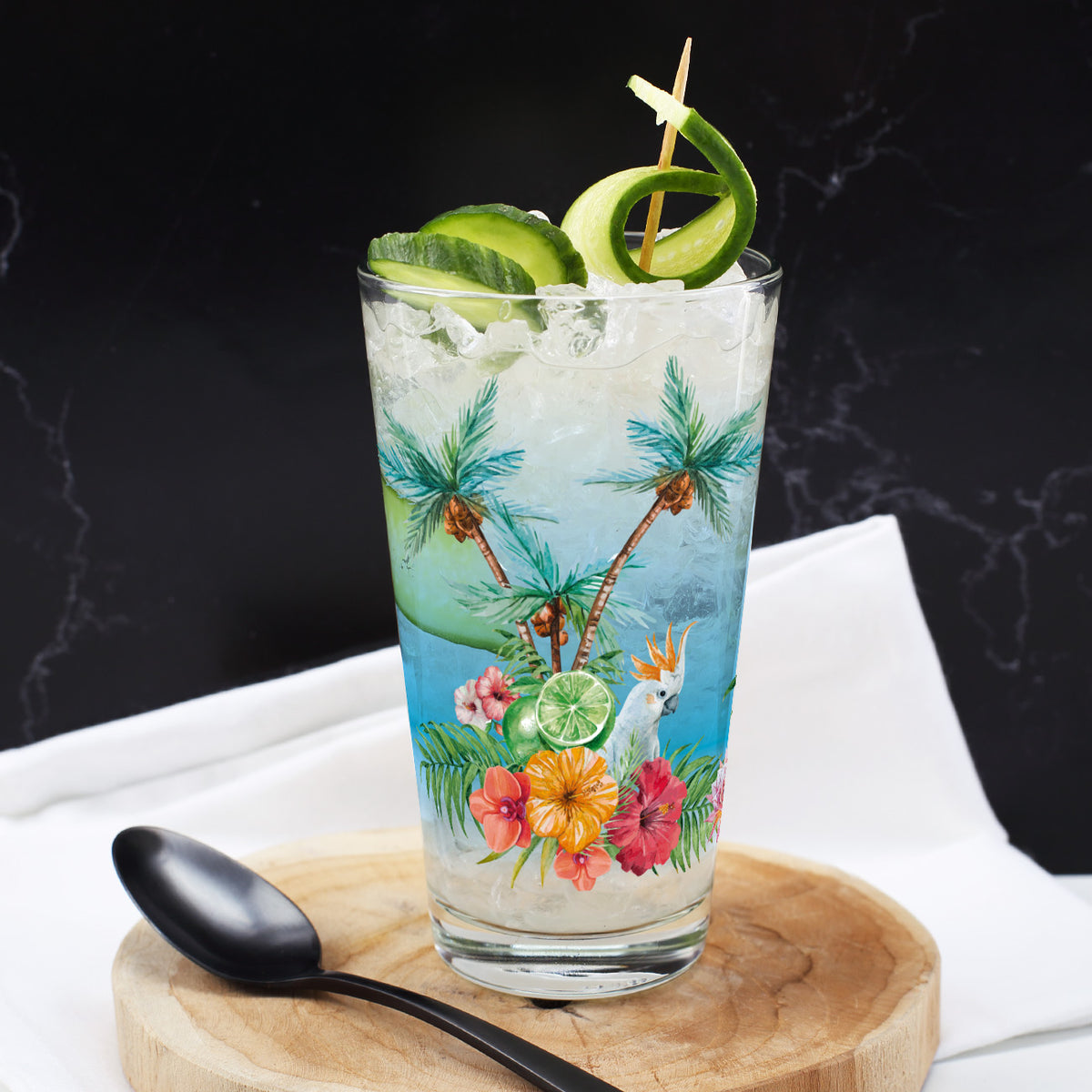 Tropisches Trinkglas mit paradiesischen Motiven