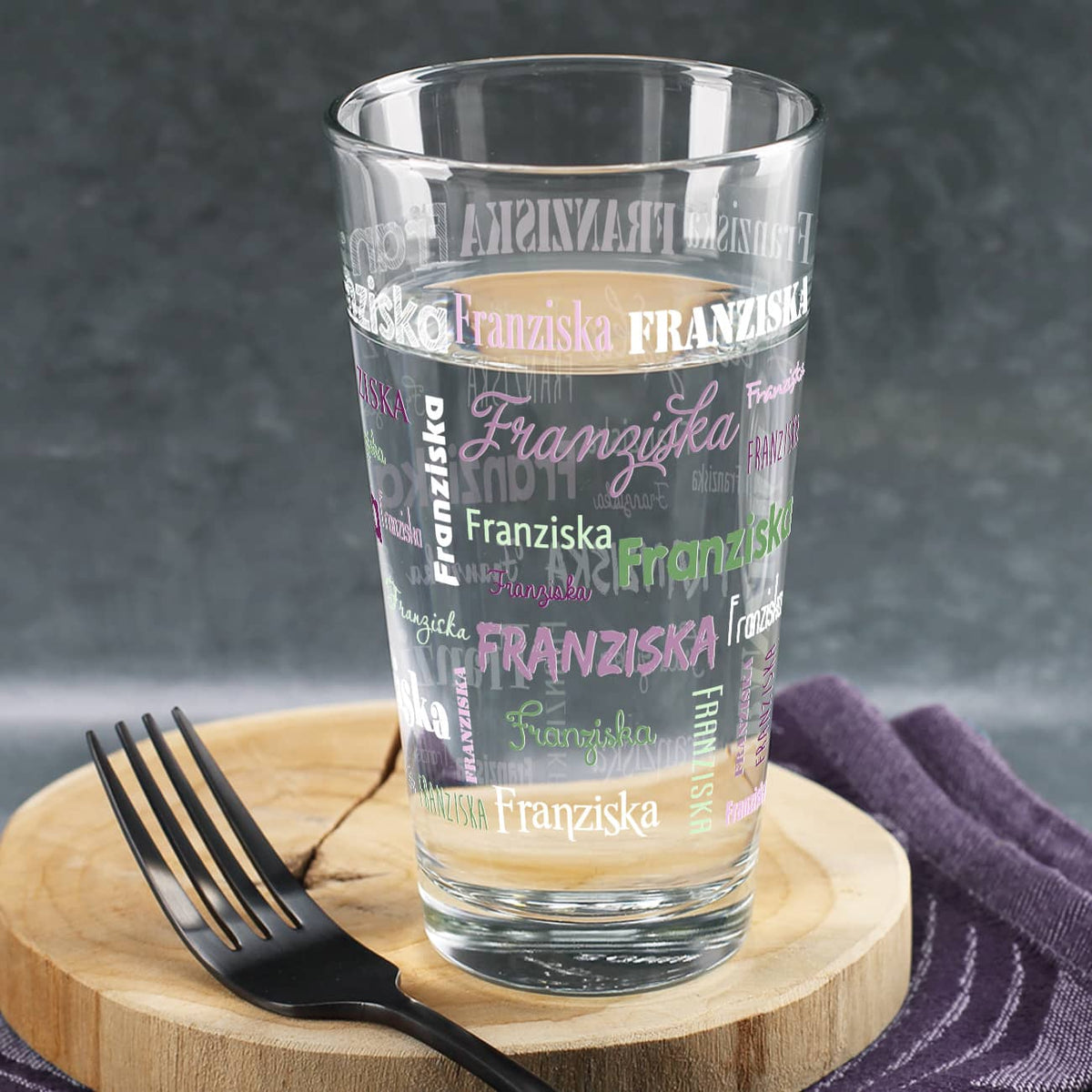 Glas in Lila-Grün