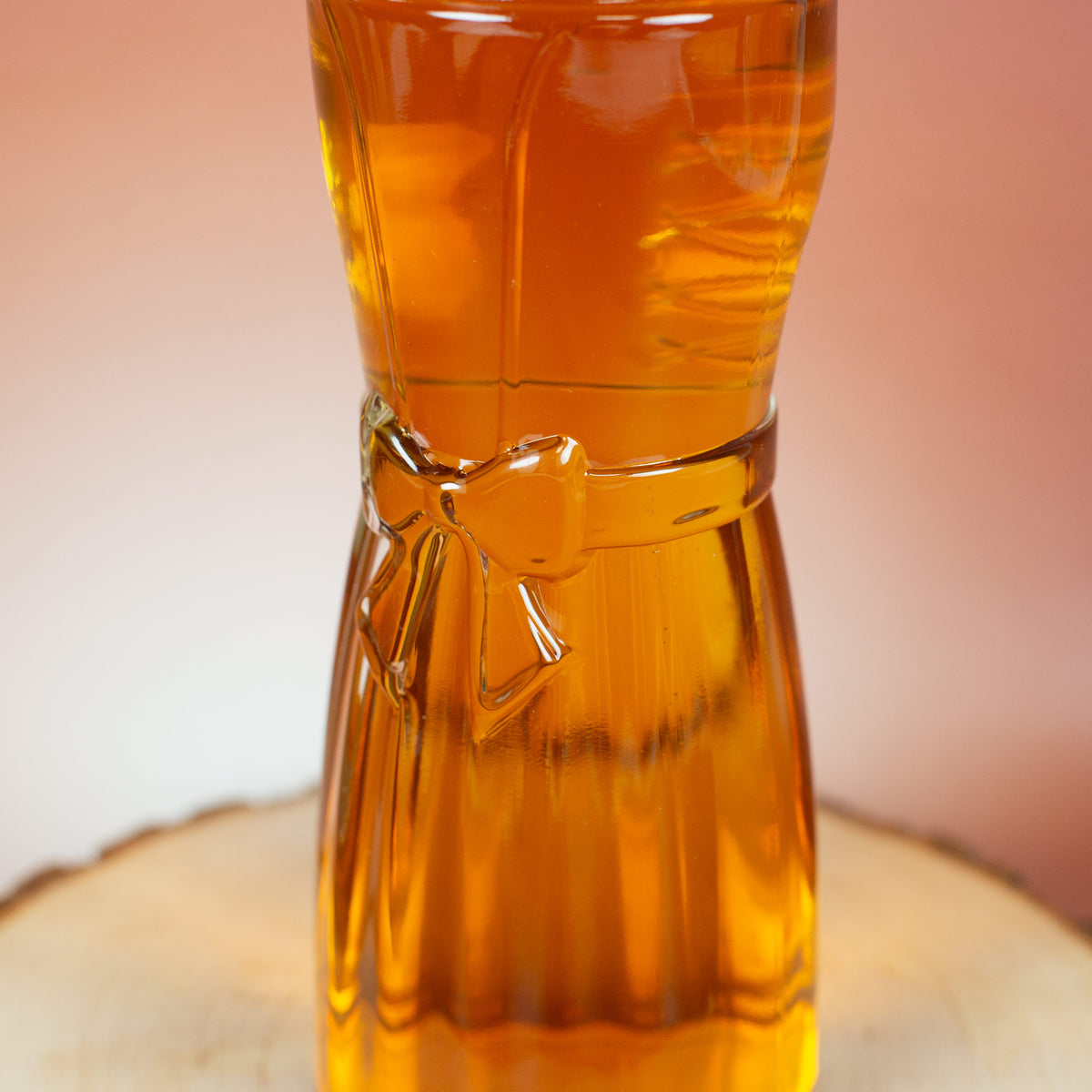 Detailansicht Bierglas mit Dirndl-Optik und Schleifendetail